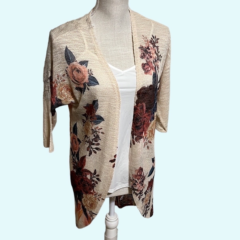 Live in the Moment short sleeve floral cardigan. Sz Sm